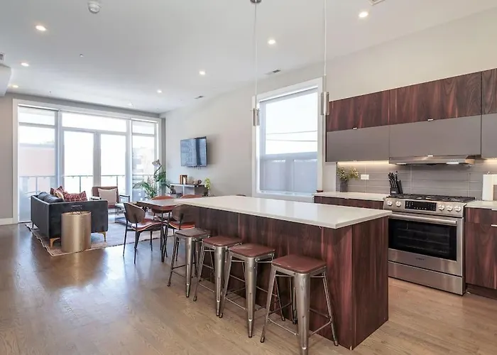 Ferienhaus Breathtaking Chi Unit In River North With Rooftop Deck - Penthouse A - Sleeps 11 Chicago