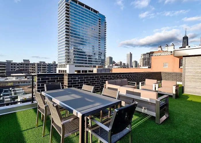 Breathtaking Chi Unit In River North With Rooftop Deck - Penthouse A - Sleeps 11 *